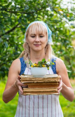 Şifalı bitkiler kadın alternatif tıp. Seçici odaklanma. Doğa.