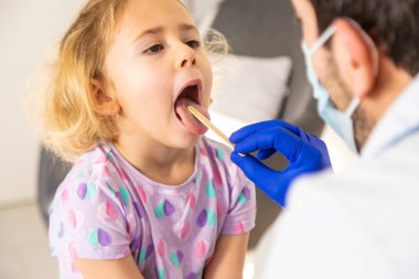 Klinikte bir çocuk bir doktor tarafından tedavi ediliyor. Seçici odaklanma. Çocuk.