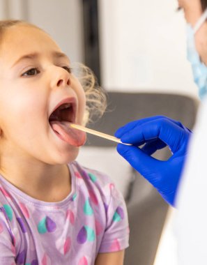 Klinikte bir çocuk bir doktor tarafından tedavi ediliyor. Seçici odaklanma. Çocuk.