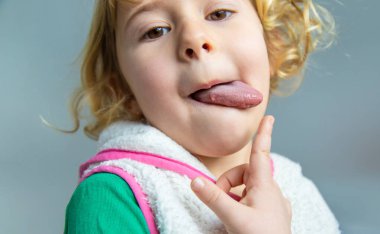 Çocuk yaranın dilini ısırdı. Seçici odaklanma. Çocuk.