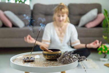 Evde yoga ve aromaterapi yapan bir kadın. Seçici odaklanma. Spor..