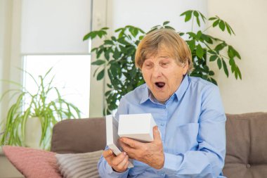 Elinde bir hediye tutan yaşlı bir kadın. Seçici odaklanma. üstad