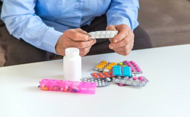 İlaçlı yaşlı kadın. Seçici odaklanma. insanlar,