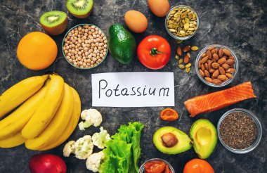 Potasyum içeren farklı gıdalar. Seçici odaklanma. yiyecek.