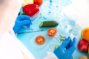 Farklı gıda ürünlerinin laboratuvar testleri. Seçici odaklanma. insanlar.