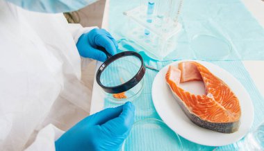 Farklı gıda ürünlerinin laboratuvar testleri. Seçici odaklanma. insanlar.