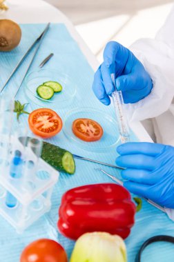 Farklı gıda ürünlerinin laboratuvar testleri. Seçici odaklanma. insanlar.