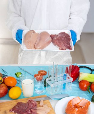 Farklı gıda ürünlerinin laboratuvar testleri. Seçici odaklanma. insanlar.