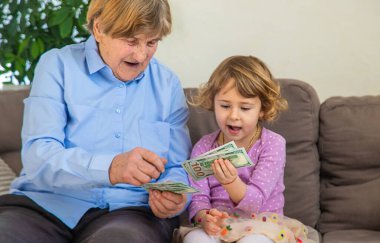 Torunuyla birlikte yaşlı bir kadın. Seçici odaklanma. İnsanlar,