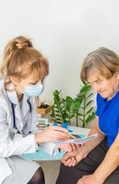 Doktor randevusundaki yaşlı kadın. Seçici odaklanma. İnsanlar.