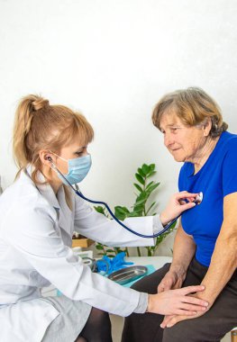 Doktor randevusundaki yaşlı kadın. Seçici odaklanma. İnsanlar.