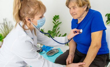 Doktor randevusundaki yaşlı kadın. Seçici odaklanma. İnsanlar.