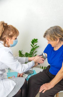 Doktor randevusundaki yaşlı kadın. Seçici odaklanma. İnsanlar.