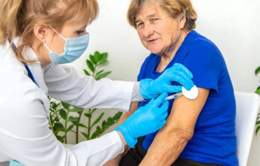 Doktor randevusundaki yaşlı kadın. Seçici odaklanma. İnsanlar.