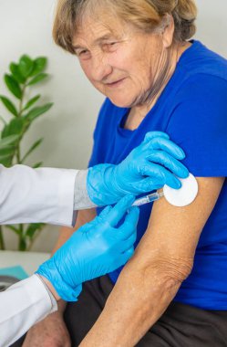 Doktor randevusundaki yaşlı kadın. Seçici odaklanma. İnsanlar.