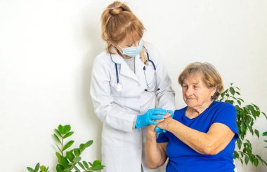 Doktor randevusundaki yaşlı kadın. Seçici odaklanma. İnsanlar.
