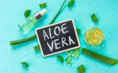 Aloe vera kapsülleri ve özüt damlaları. Seçici odaklanma. Doğa.