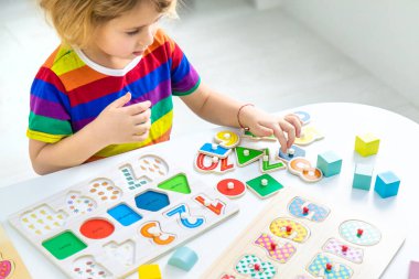 Çocuk sayıları ve harfleri öğreniyor. Seçici odaklanma. Çocuk.