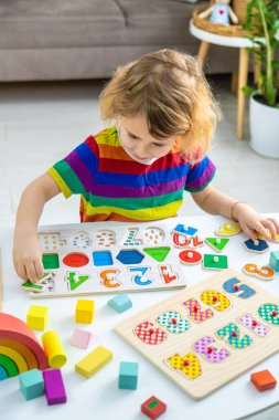 Çocuk sayıları ve harfleri öğreniyor. Seçici odaklanma. Çocuk.