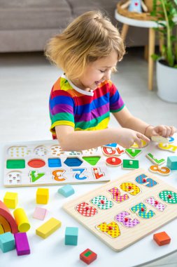 Çocuk sayıları ve harfleri öğreniyor. Seçici odaklanma. Çocuk.