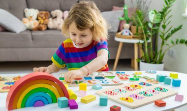 Çocuk sayıları ve harfleri öğreniyor. Seçici odaklanma. Çocuk.