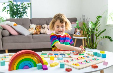 Çocuk sayıları ve harfleri öğreniyor. Seçici odaklanma. Çocuk.