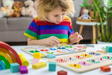 Çocuk sayıları ve harfleri öğreniyor. Seçici odaklanma. Çocuk.