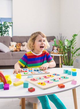 Çocuk sayıları ve harfleri öğreniyor. Seçici odaklanma. Çocuk.