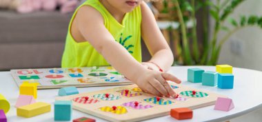 Çocuk sayıları ve harfleri öğreniyor. Seçici odaklanma. Çocuk.