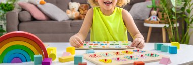 Çocuk sayıları ve harfleri öğreniyor. Seçici odaklanma. Çocuk.