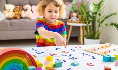 Çocuk sayıları ve harfleri öğreniyor. Seçici odaklanma. Çocuk.