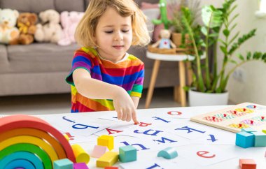 Çocuk sayıları ve harfleri öğreniyor. Seçici odaklanma. Çocuk.