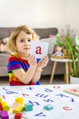 Çocuk sayıları ve harfleri öğreniyor. Seçici odaklanma. Çocuk.