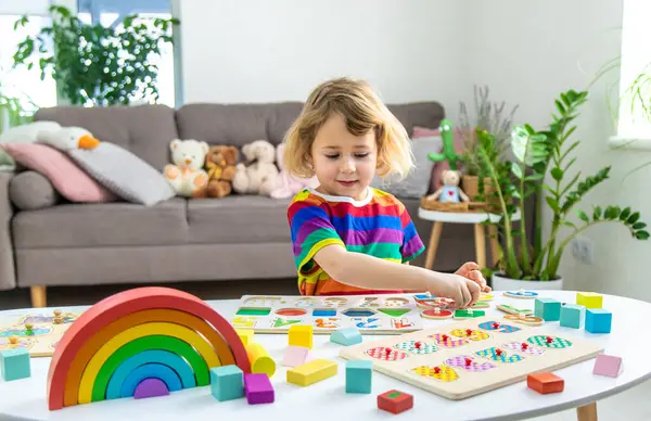 Çocuk sayıları ve harfleri öğreniyor. Seçici odaklanma. Çocuk.