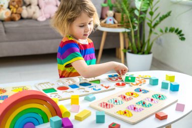 Çocuk sayıları ve harfleri öğreniyor. Seçici odaklanma. Çocuk.