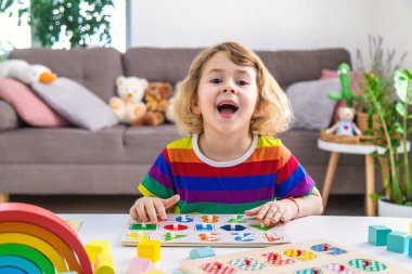 Çocuk sayıları ve harfleri öğreniyor. Seçici odaklanma. Çocuk.