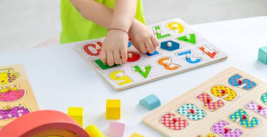 Çocuk sayıları ve harfleri öğreniyor. Seçici odaklanma. Çocuk.