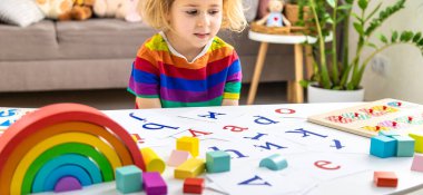 Çocuk sayıları ve harfleri öğreniyor. Seçici odaklanma. Çocuk.