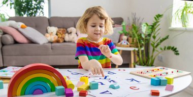 Çocuk sayıları ve harfleri öğreniyor. Seçici odaklanma. Çocuk.