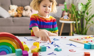 Çocuk sayıları ve harfleri öğreniyor. Seçici odaklanma. Çocuk.