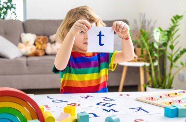 Çocuk sayıları ve harfleri öğreniyor. Seçici odaklanma. Çocuk.