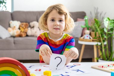 Bir çocuğun elinde soru işareti var. Seçici odaklanma. çocuk.