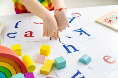 Çocuk sayıları ve harfleri öğreniyor. Seçici odaklanma. Çocuk.