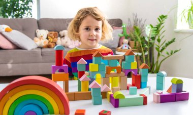 Bir çocuk bloklardan inşa eder. Seçici odaklanma. çocuk.