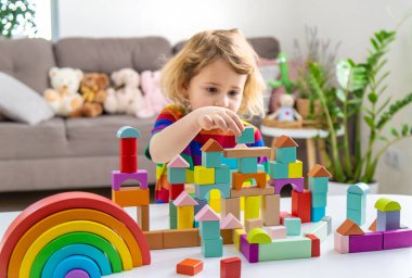 Bir çocuk bloklardan inşa eder. Seçici odaklanma. çocuk.