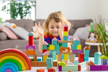 Bir çocuk bloklardan inşa eder. Seçici odaklanma. çocuk.