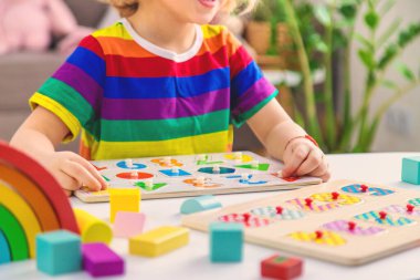 Çocuk sayıları ve harfleri öğreniyor. Seçici odaklanma. Çocuk.