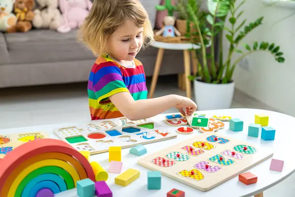 Çocuk sayıları ve harfleri öğreniyor. Seçici odaklanma. Çocuk.