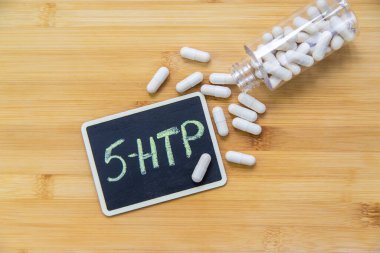 5-HTP uyku takviyesi kapsülleri. Seçici Odaklanma. gece.
