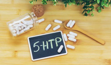 5-HTP uyku takviyesi kapsülleri. Seçici Odaklanma. gece.